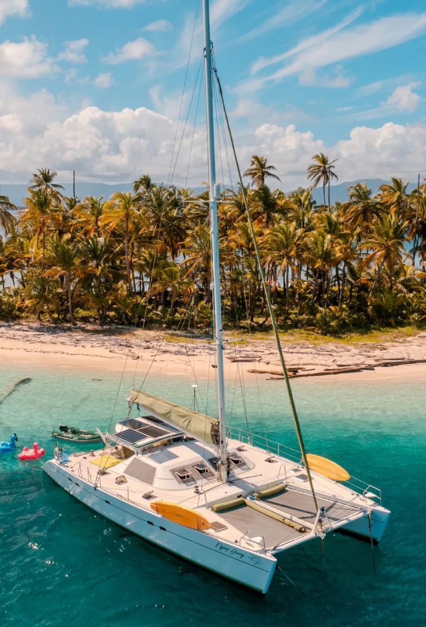 san-blas-catamaran-001 The top view of the catamaran.