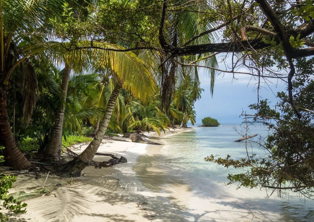 san-blas-catamaran-007.jpg An island in San Blas seen on the San Blas Catamaran excursion.