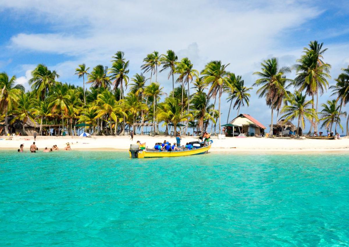 san-blas-catamaran-009.jpg An island with crystal clear water seen on the San Blas Catamaran excursion.