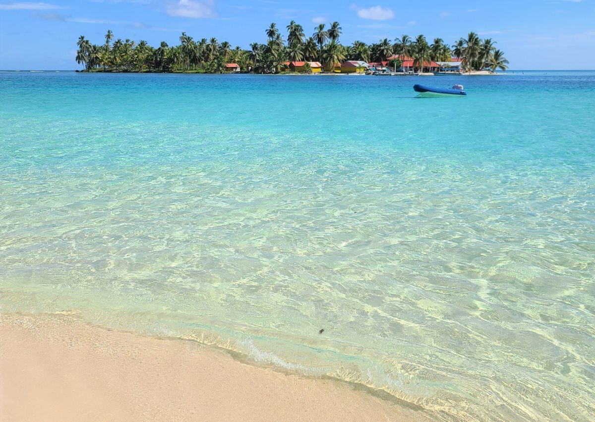 san-blas-catamaran-010.jpg An island in San Blas seen on the San Blas Catamaran excursion.