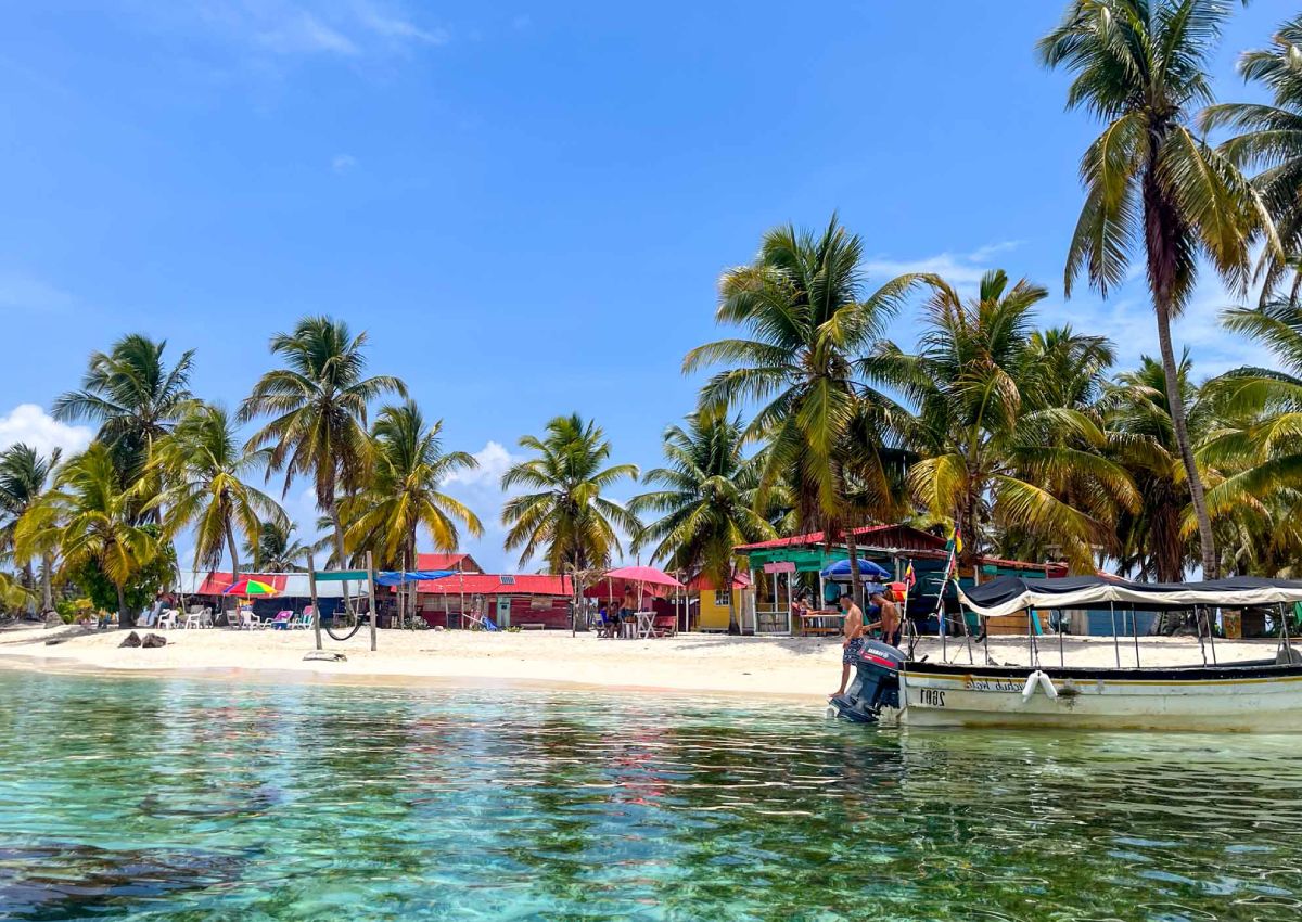 san-blas-catamaran-011.jpg A beach in the San Blas Islands seen on the San Blas Catamaran excursion.
