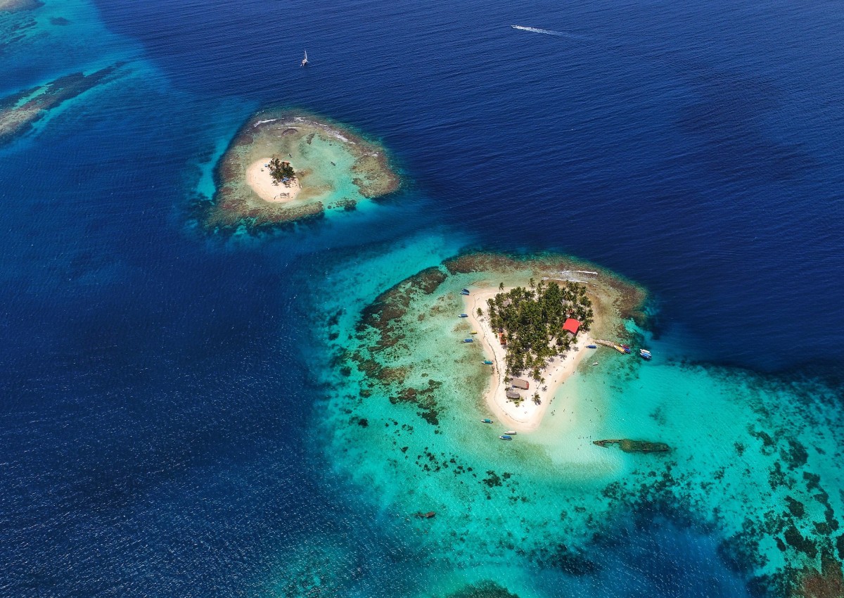 san-blas-helicopter-tour-005 An island in San Blas seen from above.