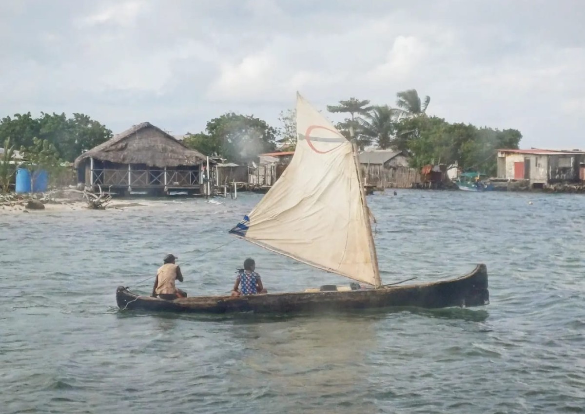 san-blas-helicopter-tour-007 A canoe with a sail.