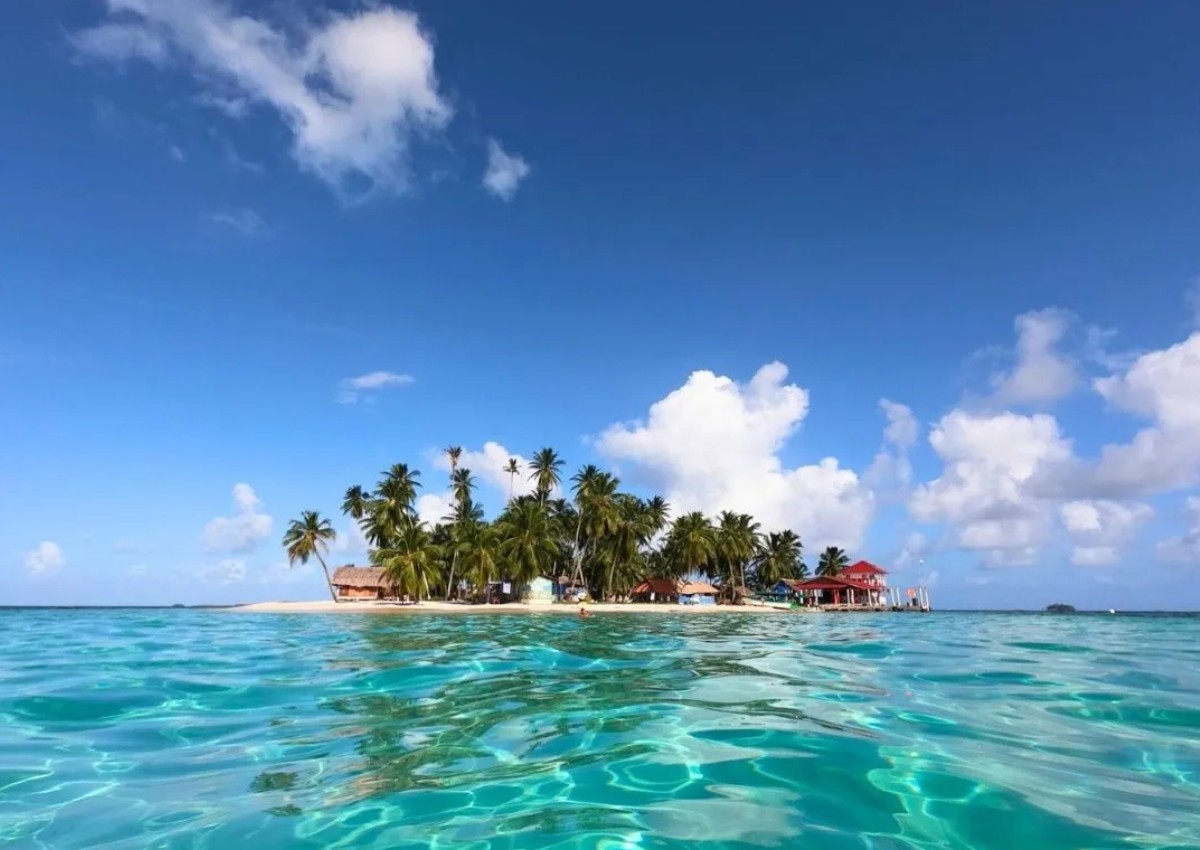 san-blas-helicopter-tour-011 An island in San Blas.