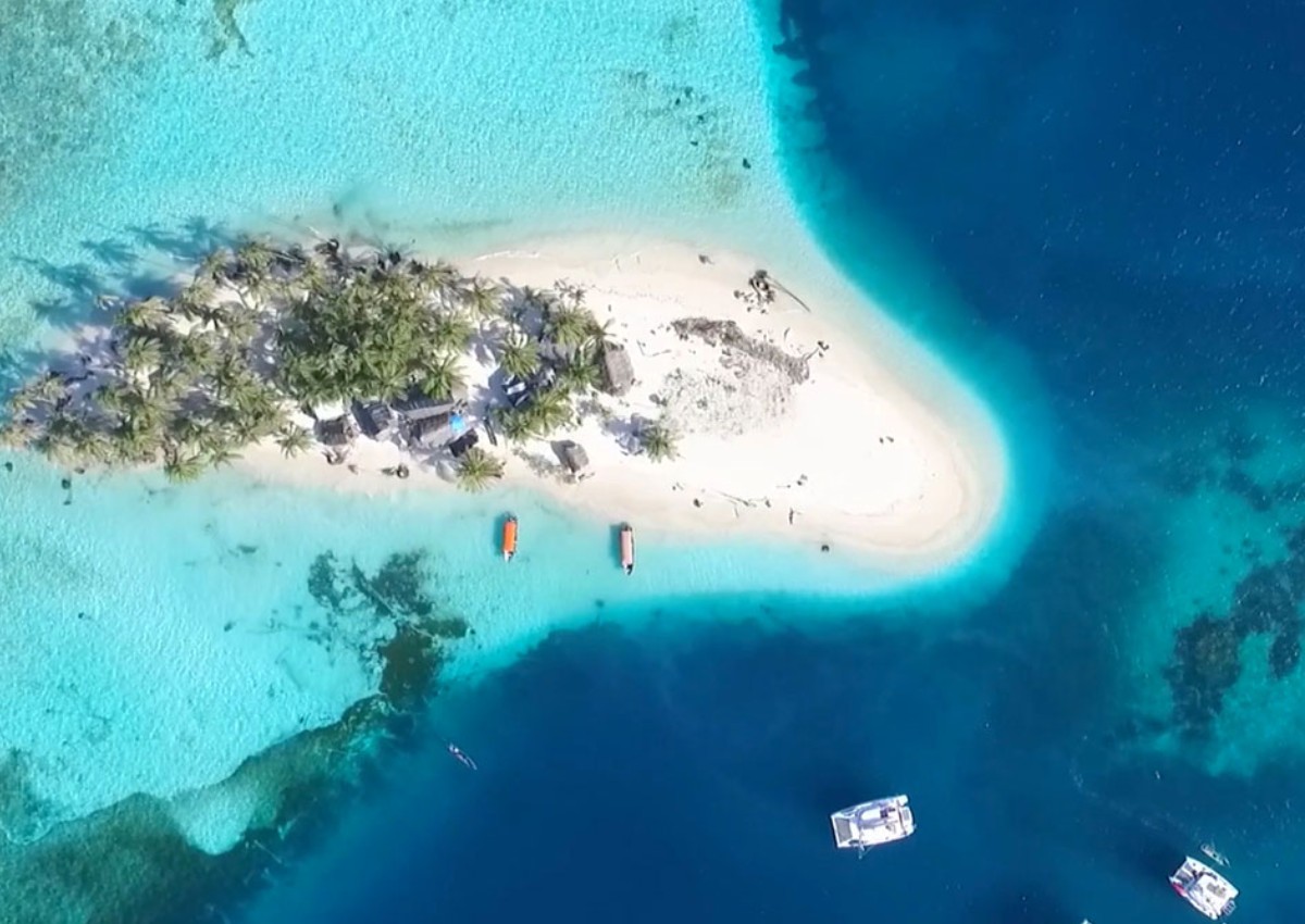 San Blas Helicopter Tour Company A top down view of a San Blas island.